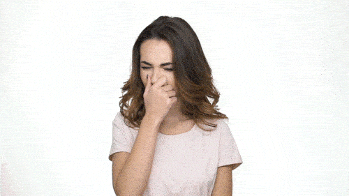 GIF tytöstä, joka peittää sormillaan nenänsä pahan hajun takia – Libresse