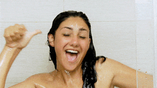 GIF seorang gadis menari dan bergembira di bilik mandi - Libresse