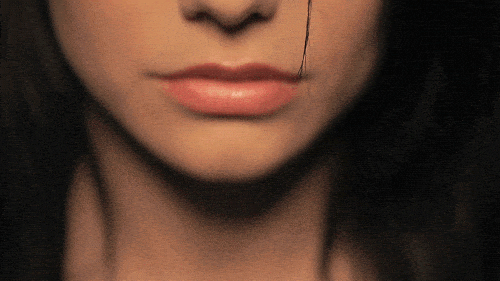 GIF de una chica mordiéndose el costado del labio - Saba